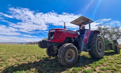 TERE JIMÉNEZ APOYA A AGROPRODUCTORES PARA LA ADQUISICIÓN DE TRACTORES NUEVOS