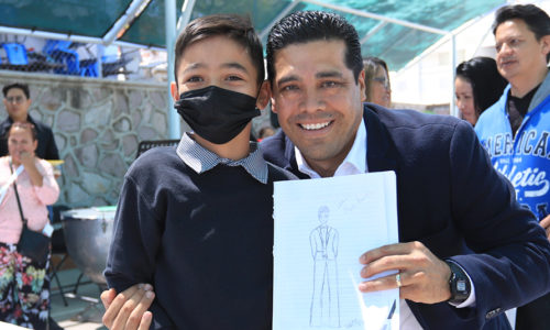 LEO MONTAÑEZ RINDE HONORES A LA BANDERA EN LA ESCUELA PRIMARIA TEMACHTIANI