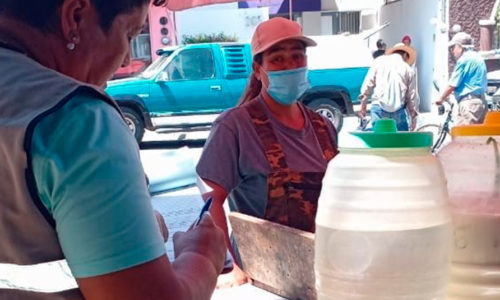 Coordinación General de Salud del Municipio de Aguascalientes reforzó los operativos de revisión de manejo de alimentos en tianguis, mercados y puestos semifijos