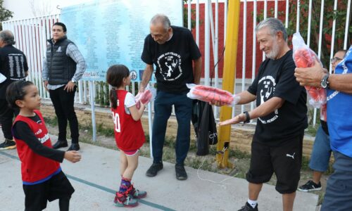 HOMENAJE A 166 DEPORTISTAS EN LAS CANCHAS DE BÁSQUETBOL EN LA VIVIENDA POPULAR