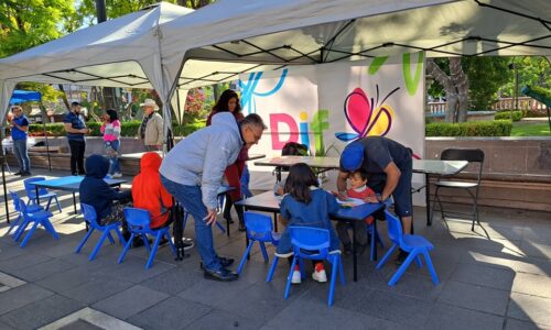 Estand del Sistema DIF Estatal en Vía Ags en Plaza de la Patria