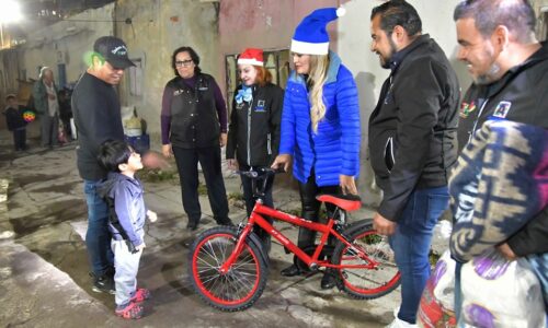 Entregó cenas navideñas y juguetes para los pequeños de la calle Benjamín de La Mora