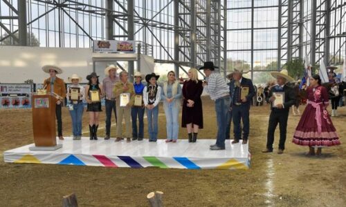 La presidenta del Sistema DIF Estatal, Aurora Jiménez Esquivel, encabezó la ceremonia de inauguración del Festival del Caballo y su Mundo