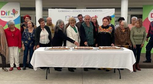 Felices de poder festejar en el Centro Gerontológico a los cumpleañeros del mes de noviembre, con diversas actividades y un delicioso pastel.