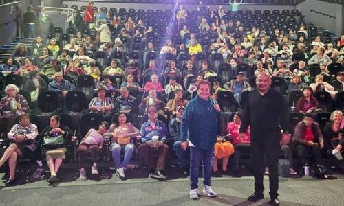 Adultos Mayores del Centro Gerontológico y las niñas y niños del CAI San Marcos y Casa DIF, al participar en el programa “Vamos todos a Cinépolis”