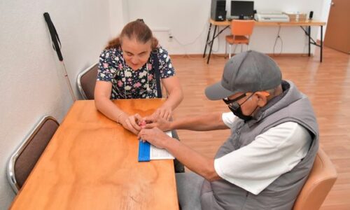 En DIF Aguascalientes Brindamos las herramientas necesarias para que las personas con discapacidad visual puedan integrarse a una vida social