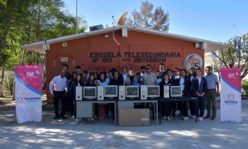 Aurora Jiménez Esquivel, entregó cinco computadoras y una pantalla para apoyar la educación de los alumnos de la Telesecundaria “Francisco Javier Mina”