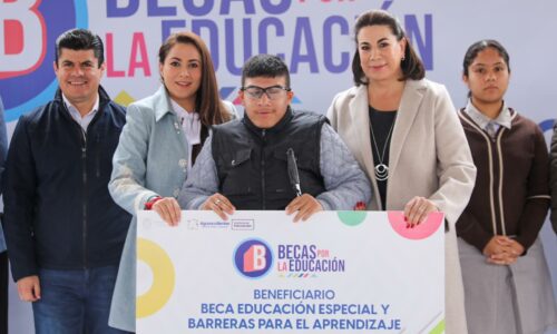 CONTINÚA TERE JIMÉNEZ CON LA ENTREGA DE BECAS A ESTUDIANTES DE TODOS LOS MUNICIPIOS