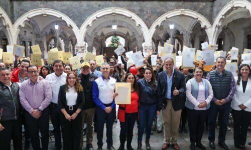 ENTREGA TERE JIMÉNEZ ESCRITURAS A FAMILIAS DE LA COLONIA FRATERNIDAD EN JESÚS MARÍA