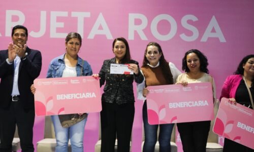 LANZA TERE JIMÉNEZ TARJETA ROSA EN APOYO A MUJERES QUE TRABAJAN POR SUS COMUNIDADES