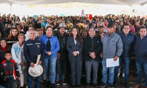 ENTREGA TERE JIMÉNEZ ESCRITURAS Y APOYOS PARA LA CONSTRUCCIÓN