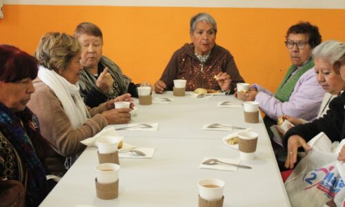 ABUELITOS SON ATENDIDOS CON ALIMENTOS NUTRITIVOS EN COMEDORES DEL ESTADO