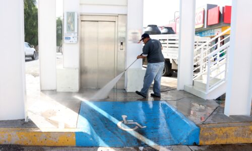 REFUERZA MUNICIPIO OPERATIVO DE LAVADO EN PUENTES PEATONALES