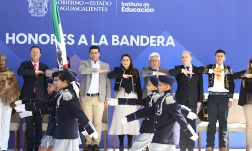 TERE JIMÉNEZ ENCABEZA HONORES A LA BANDERA EN LA ESCUELA PRIMARIA “JACINTO CANEK”