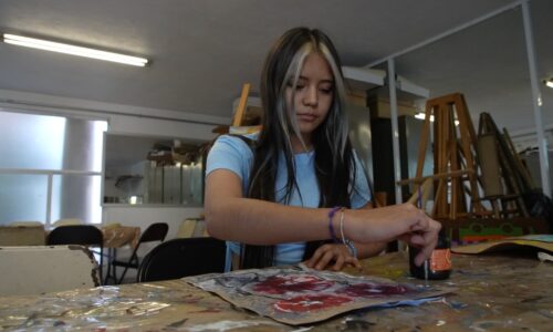 SOLEDAD APRENDE A DIBUJAR EN LA CASA DEL ADOLESCENTE