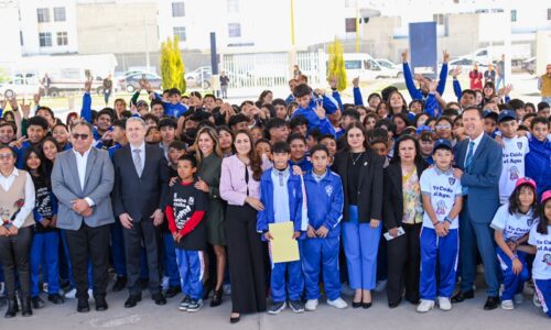 ASISTE TERE JIMÉNEZ A HONORES A LA BANDERA EN LA SECUNDARIA GENERAL No.37