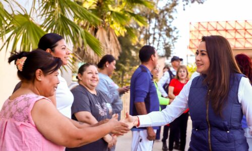 TERE JIMÉNEZ SE REÚNE CON HABITANTES DE LOMAS DEL AJEDREZ