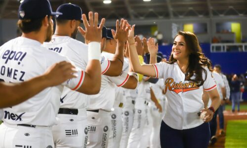 ASISTE TERE JIMÉNEZ AL PRIMER PARTIDO DE LA TEMPORADA 2024 DE LOS RIELEROS DE AGUASCALIENTES