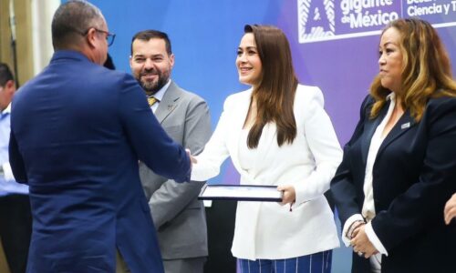 TERE JIMÉNEZ ENTREGA CERTIFICADOS DE MEJORA PRODUCTIVA A TRABAJADORES DE AGUASCALIENTES