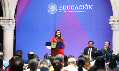 ENTREGA TERE JIMÉNEZ 570 PLAZAS A DOCENTES DE AGUASCALIENTES