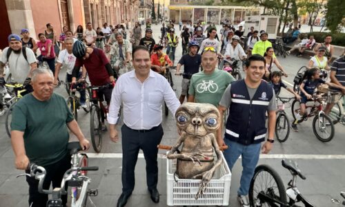 ENCABEZA JOSÉ JUAN SÁNCHEZ BARBA RODADA NOCTURNA EN EL DÍA MUNDIAL DE LA BICICLETA