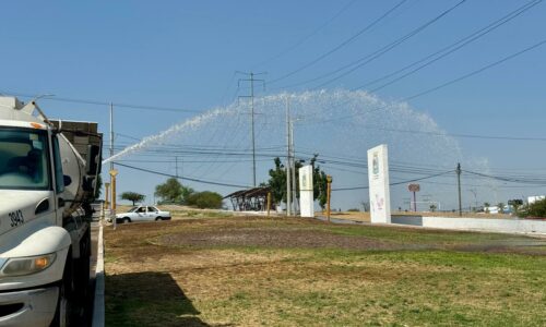 REFUERZA MUNICIPIO DE AGUASCALIENTES RIEGO EN LA LÍNEA VERDE A TRAVÉS DE PIPAS