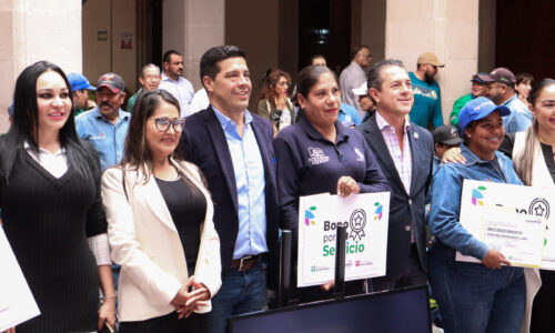 RECONOCE LEO MONTAÑEZ A TRABAJADORES MUNICIPALES CON EL “BONO POR TU SERVICIO”