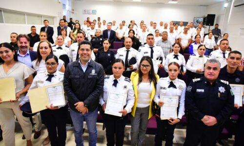 RECONOCE LEO MONTAÑEZ A PERSONAL DE SEGURIDAD PÚBLICA QUE SE GRADUÓ EN BACHILLERATO