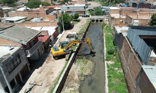 MUNICIPIO DE AGUASCALIENTES REALIZA TRABAJOS DE DESAZOLVE EN EL CANAL DEL PARNASO