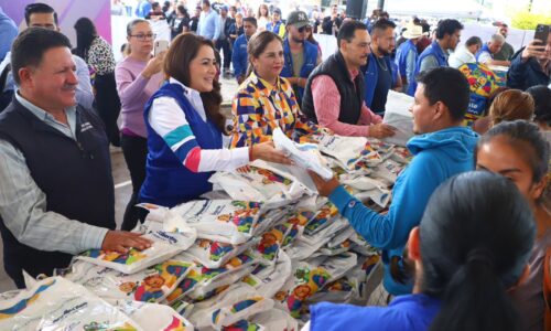 ENTREGA TERE JIMÉNEZ ÚTILES ESCOLARES EN ASIENTOS