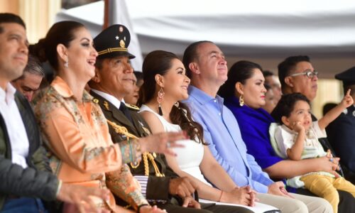 TERE JIMÉNEZ ENCABEZA EL DESFILE CONMEMORATIVO DEL 214 ANIVERSARIO DEL INICIO DE LA INDEPENDENCIA DE MÉXICO