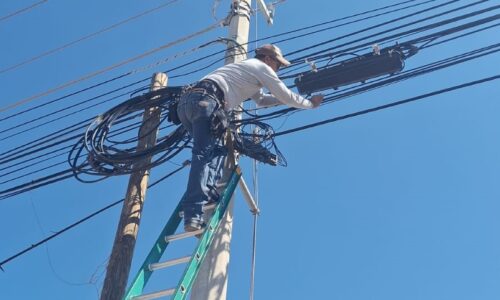 REFUERZA MUNICIPIO OPERATIVO DE RETIRO DE CABLES EN DESUSO EN AVENIDA INDEPENDENCIA