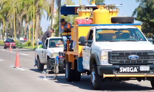 REFUERZA OBRAS PÚBLICAS MUNICIPALES MANTENIMIENTO A VIALIDADES CON PINTURA DE TRÁFICO