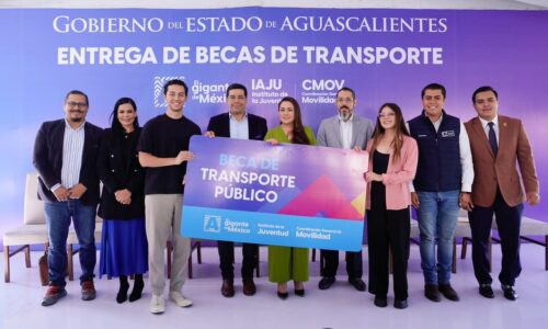 2 MIL 500 ESTUDIANTES DE AGUASCALIENTES RECIBEN DE MANOS DE TERE JIMÉNEZ BECAS DE TRANSPORTE PÚBLICO